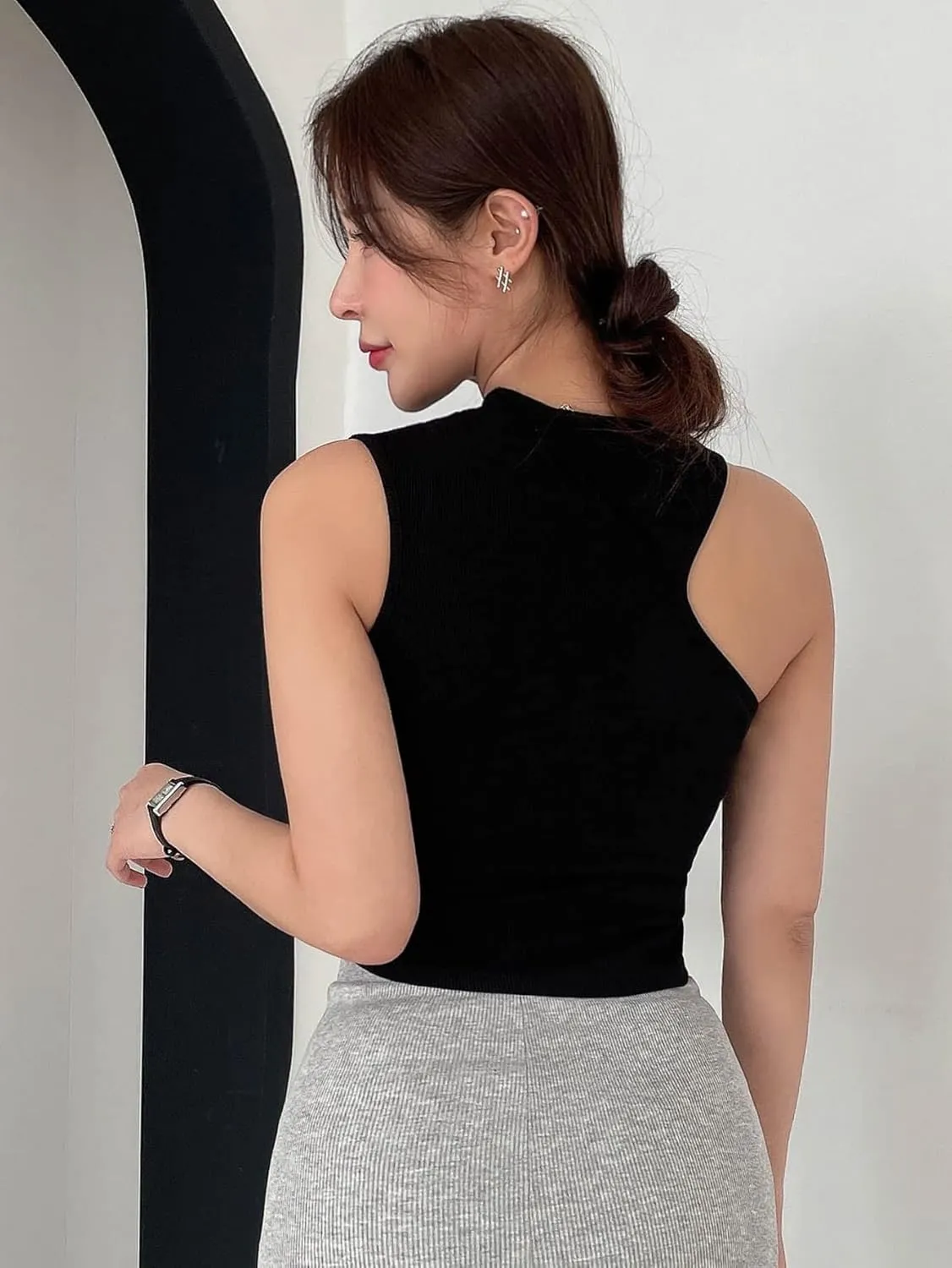 OYOANGLE Women's Summer Ribbed Knit Cut Out Crewneck Sleeveless Basic Slim Fit Tank Top Vest Camisole